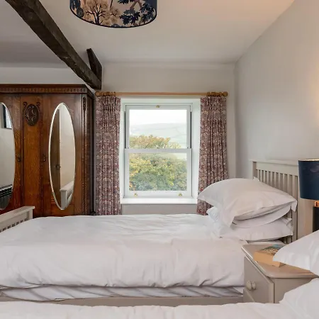 Hill View - Row Holiday home